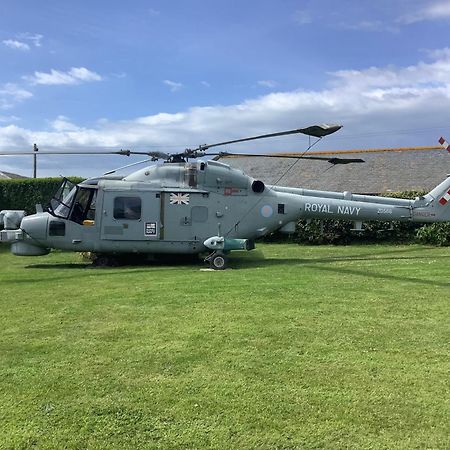 Haelarcher Helicopter Glamping เฮลสตัน ภายนอก รูปภาพ
