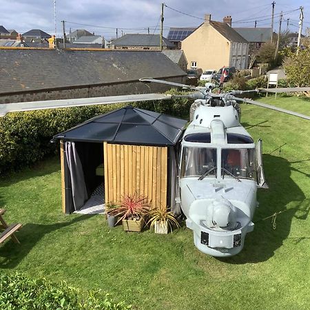 Haelarcher Helicopter Glamping เฮลสตัน ภายนอก รูปภาพ