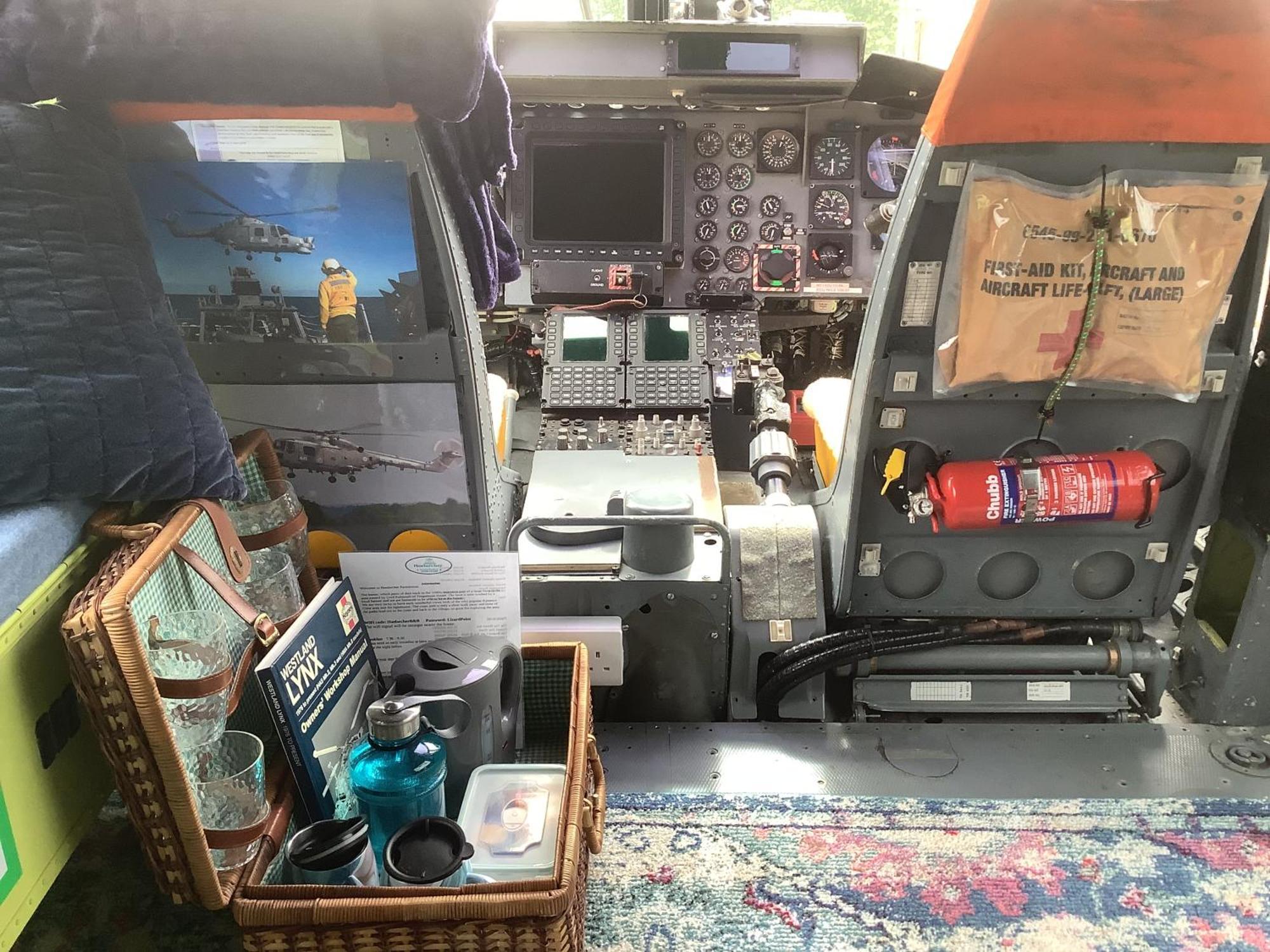 Haelarcher Helicopter Glamping เฮลสตัน ภายนอก รูปภาพ