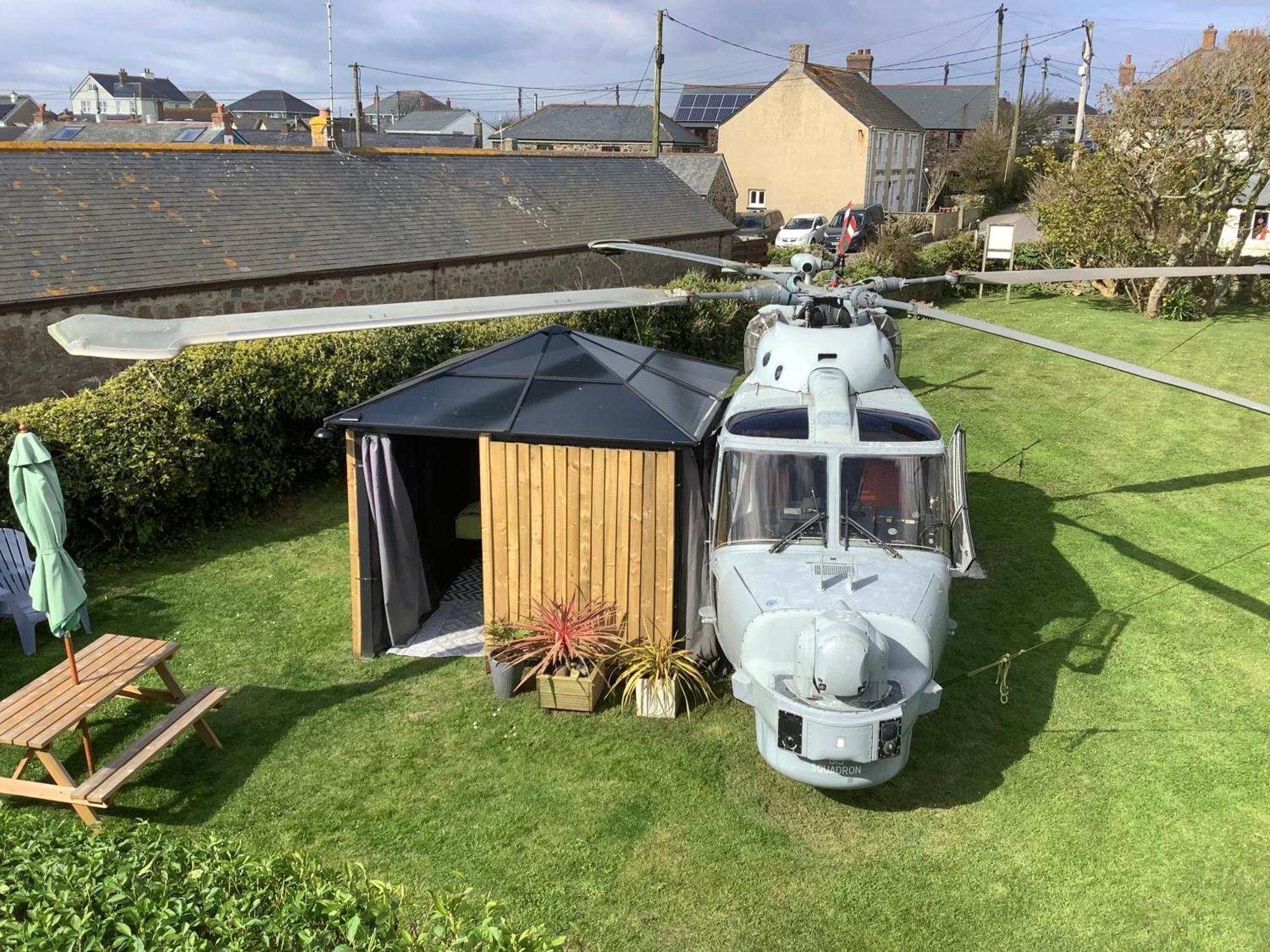 Haelarcher Helicopter Glamping เฮลสตัน ภายนอก รูปภาพ
