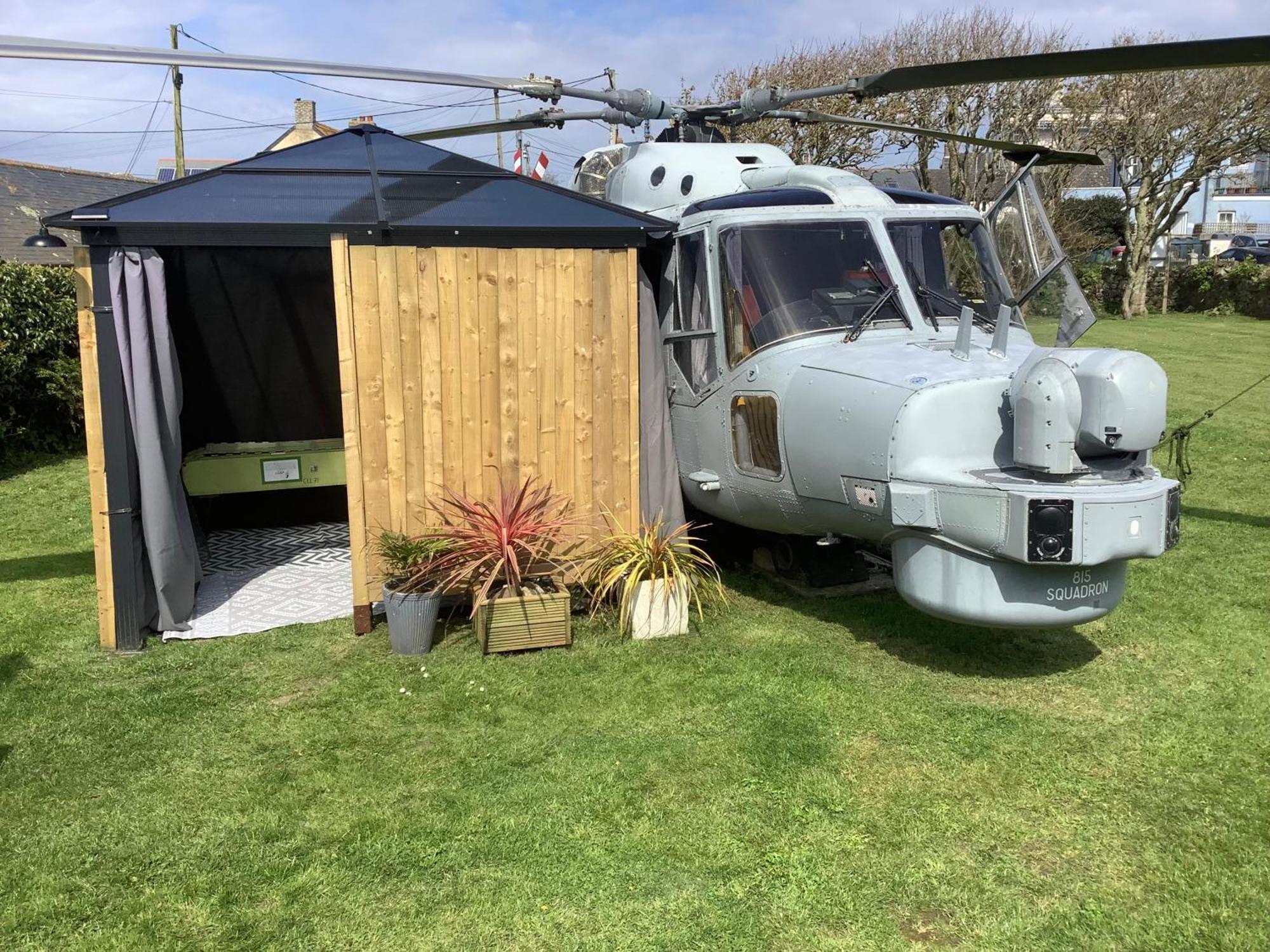 Haelarcher Helicopter Glamping เฮลสตัน ภายนอก รูปภาพ